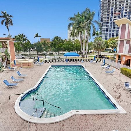 ハランデール・ビーチHallandale Gulfstream Pool Walk To The Beachアパートメント エクステリア 写真