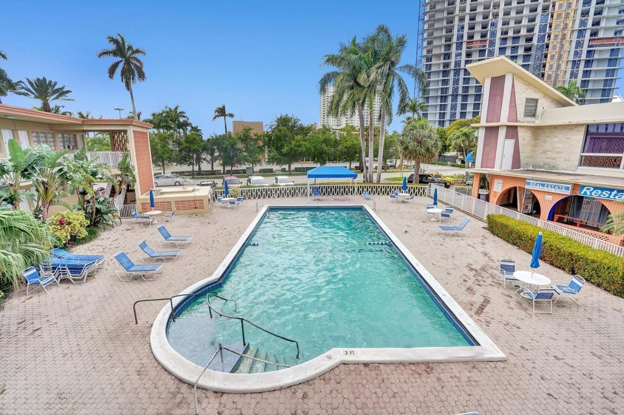 ハランデール・ビーチHallandale Gulfstream Pool Walk To The Beachアパートメント エクステリア 写真