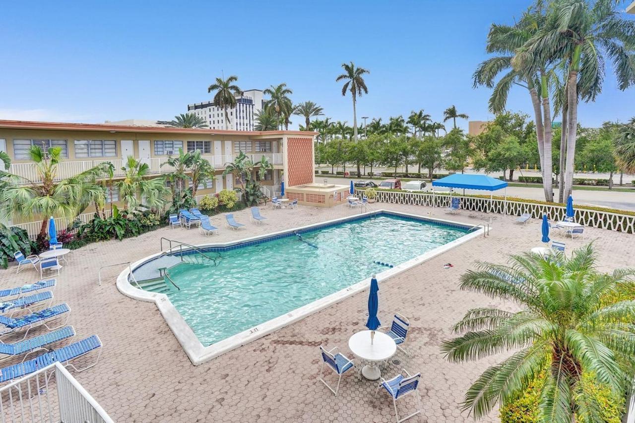 ハランデール・ビーチHallandale Gulfstream Pool Walk To The Beachアパートメント エクステリア 写真